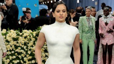 Rosalía asiste a la Gala del Met 2025, Superfine: Tailoring Black Style, en el Museo Metropolitano de Arte el 5 de mayo de 2025 en la ciudad de Nueva York.