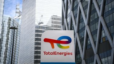 Esta foto de archivo tomada el 28 de mayo de 2021 muestra el nuevo TotalEnergies en La Defense, en las afueras de París.