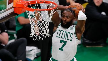 El base de los Celtics de Boston Jaylen Brown clava el balón en el segundo periodo del juego 3 de las Finales de la NBA ante los Warriors de Golden State el miércoles 8 de junio del 2022.&nbsp;