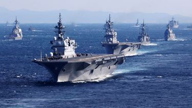 El portahelicópteros de de la Fuerza Marítima de Autodefensa de Japón JS Izumo, al frente, y otros buques de guerra, se unen a una revisión internacional de flota en la bahía de Sagami, en el sur de Tokio.