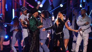 La cantautora estadounidense Christina Aguilera y el cantautor mexicano Christian Nodal se presentan en el escenario durante los Latin Grammy 2022 en el Michelob Ultra Arena de Mandalay Bay en Las Vegas, Nevada, el 17 de noviembre de 2022.