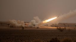 Un cohete HIMARS siendo lanzado en unas maniobras militares en Grier Labouihi, sur de Marruecos.