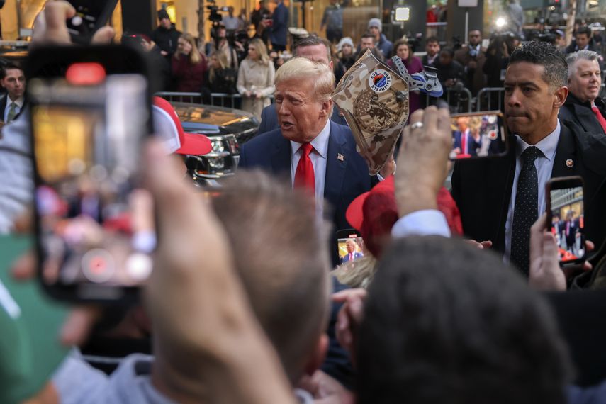 El expresidente Donald Trump habla con trabajadores de construcción en la sede de JPMorgan Chase en el centro de Manhattan.