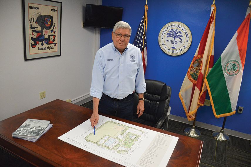 Comisionado de Miami Manolo Reyes, distrito 4, Miami, apunta a la ilustración que recoge el rediseño del parque Shenandoah.