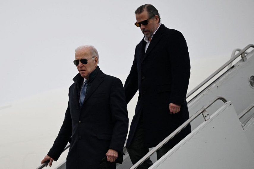 El presidente Joe Biden y su hijo Hunter Biden bajan la escalinata del avión a su llegada a Nueva York el 4 de febrero de 2023.
