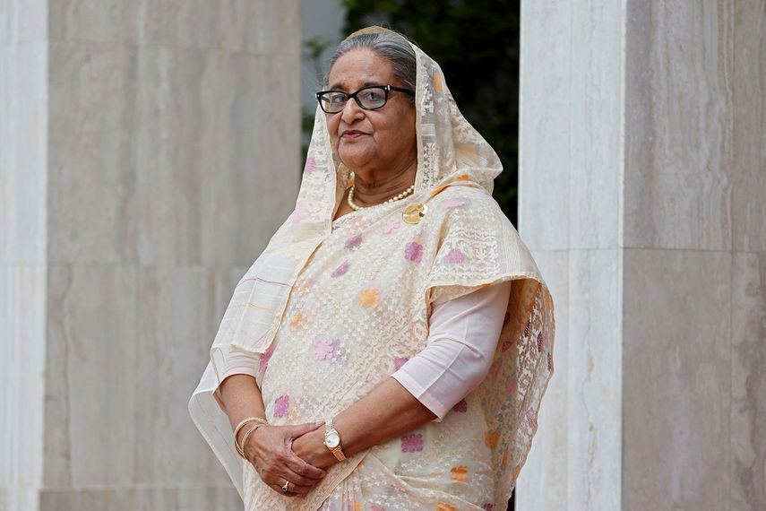 Esta fotografía, tomada el 11 de septiembre de 2023, muestra a la primera ministra de Bangladesh, Sheikh Hasina, esperando la llegada del presidente de Francia, Emmanuel Macron (no aparece en la foto), a su oficina durante su visita de dos días a Dhaka.&nbsp;