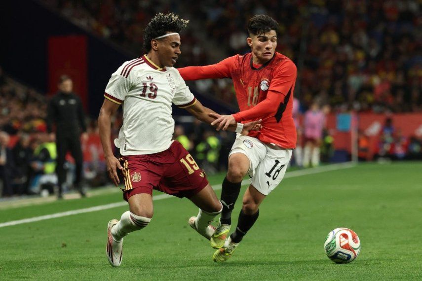 El atacante español Laminel Yamal (izq) pelea por el balón con el jugador egipcio Islam Issa durante un partido amistoso entre ambas selecciones, el 31 de marzo de 2026.