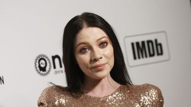 La actriz Michelle Trachtenberg asiste a la 28a fiesta anual de visualización de los Premios de la Academia de la Fundación Elton John contra el SIDA el 9 de febrero de 2020 en West Hollywood, California.