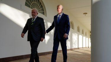 El presidente, Joe Biden, camina con el presidente de Brasil, Luiz Inácio Lula da Silva, rumbo a la Oficina Oval en la Casa Blanca.