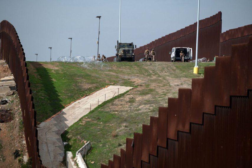 Miembros del Cuerpo de Marines de EEUU trabajan en el refuerzo del muro fronterizo en El Nido de las Águilas en el este de Tijuana, estado de Baja California, México, el 5 de marzo de 2025.  