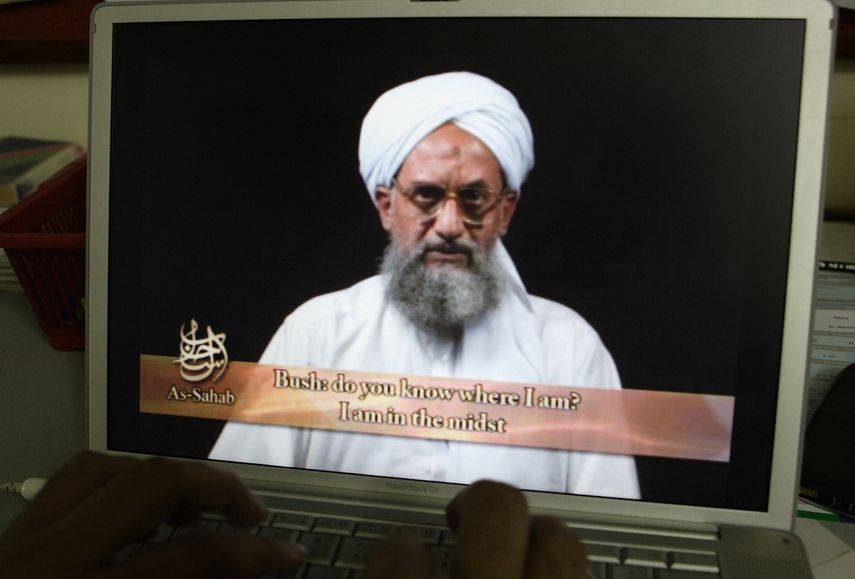 Como se ve en una pantalla de computadora de un DVD preparado por la producción de Al-Sahab, Ayman al Zawahiri de Al Qaeda habla en Islamabad, Pakistán, el 20 de junio de 2006.&nbsp;