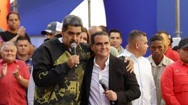 Nicolás Maduro y Álex Saab se abrazan durante un evento el martes 23 de enero de 2024.