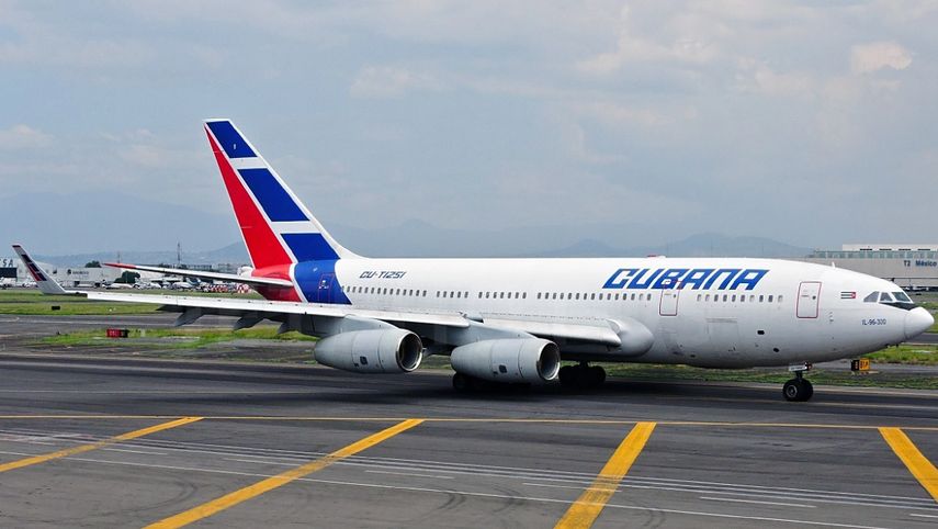 Vista del avión CU-T1251,&nbsp;única aeronave actualmente en funcionamiento de una flota de cuatro Il-96 de Cubana de Aviación.