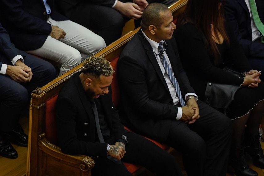 El delantero brasileño del Paris Saint-Germain Neymar (L) asiste a la audiencia de apertura con su padre, el ex futbolista brasileño Neymar Senior (R) en el juzgado de Barcelona el 17 de octubre de 2022, en el primer día de su juicio.&nbsp;A apenas un mes del Mundial, la superestrella brasileña Neymar irá a juicio en España por supuestas irregularidades en su traspaso al Barcelona hace casi una década.