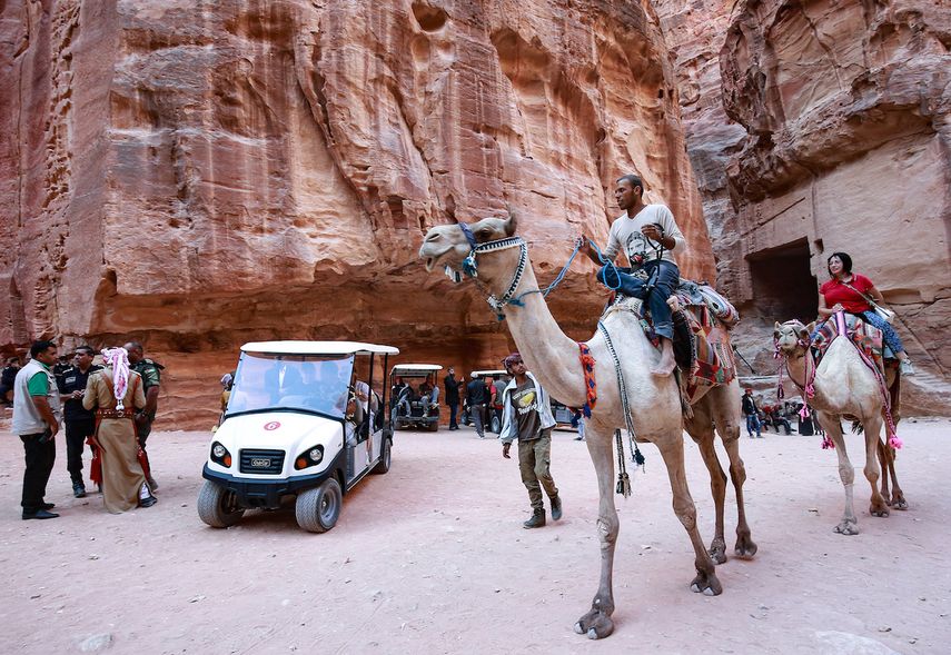 Turistas recorren Petra en carros eléctricos o encima de camellos.&nbsp;