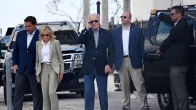 El presidente Joe Biden a su arribo a la zona devastada en Florida por el huracán Ian, junto a su esposa Jill y el gobernador de Florida, Ron DeSantis. 