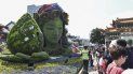 Turistas pasan junto a una decoración floral con motivo de la Conferencia de Biodiversidad de Naciones Unidas COP15 en un parque de Kunming, la ciudad anfitriona, en la provincia suroccidental china de Yunnan, el 2 de octubre de 2021. Turistas pasan junto a una decoración floral con motivo de la Conferencia de Biodiversidad de Naciones Unidas COP15 en un parque de Kunming, la ciudad anfitriona, en la provincia suroccidental china de Yunnan, el 2 de octubre de 2021.
