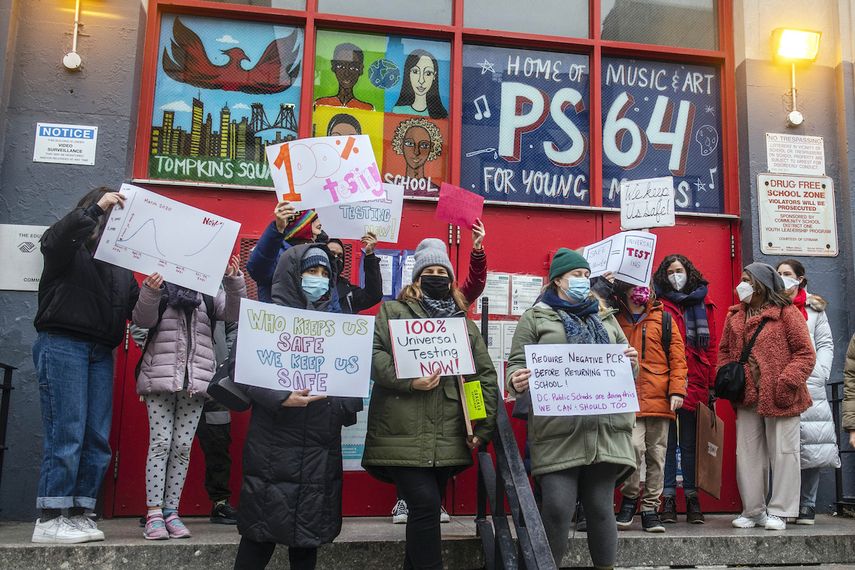 Maestros de la Earth School hablan sobre temas relacionados con la falta de pruebas de coronavirus fuera de la escuela PS 64, el 21 de diciembre de 2021, en Nueva York.&nbsp;&nbsp;