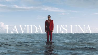 En esta imagen proporcionada por Warner Music Latina la portada de La vida es una del rapero Myke Towers.