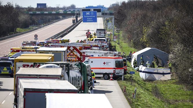 Vehículos de emergencia y helicópteros de rescate, en el lugar de un accidente de autobús en la A9, cerca de Schkeuditz, Alemania, el 27 de marzo de 2024. 