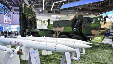 Imagen referencial de un sistema de defensa aérea y antimisiles HQ-9BE se exhibe durante la 15.ª Exposición Internacional de Aviación y Aeroespacial de China en Zhuhai, provincia de Guangdong, sur de China, el 14 de noviembre de 2024.&nbsp;