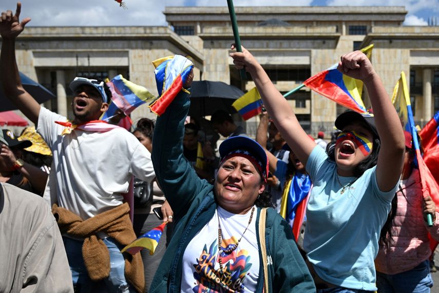 Residentes venezolanos gritan consignas durante una protesta convocada por la oposición en Bogotá el 10 de enero de 2025.&nbsp;