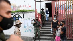 Fuerzas de seguridad vigilan un centro de votación durante las elecciones para elegir a los miembros de la Asamblea Nacional en Caracas, Venezuela, el domingo 6 de diciembre de 2020, unas elecciones caracterizadas por el abstencionismo. En la foto se observan custodios y funcionarios, pero no votantes.