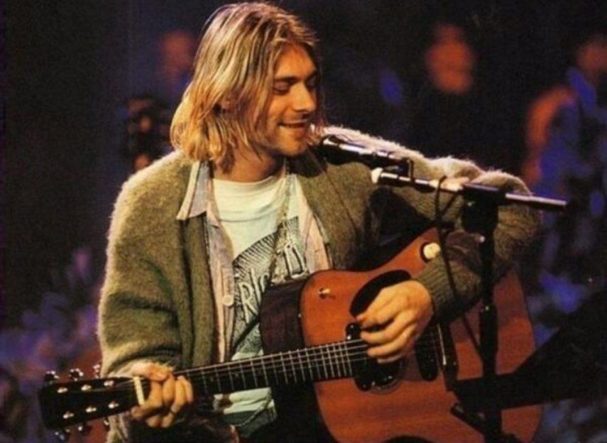 Kurt Cobain en el concierto MTV Unplugged in New York en 1993. Juliens Auctions subastará una guitarra del artista.