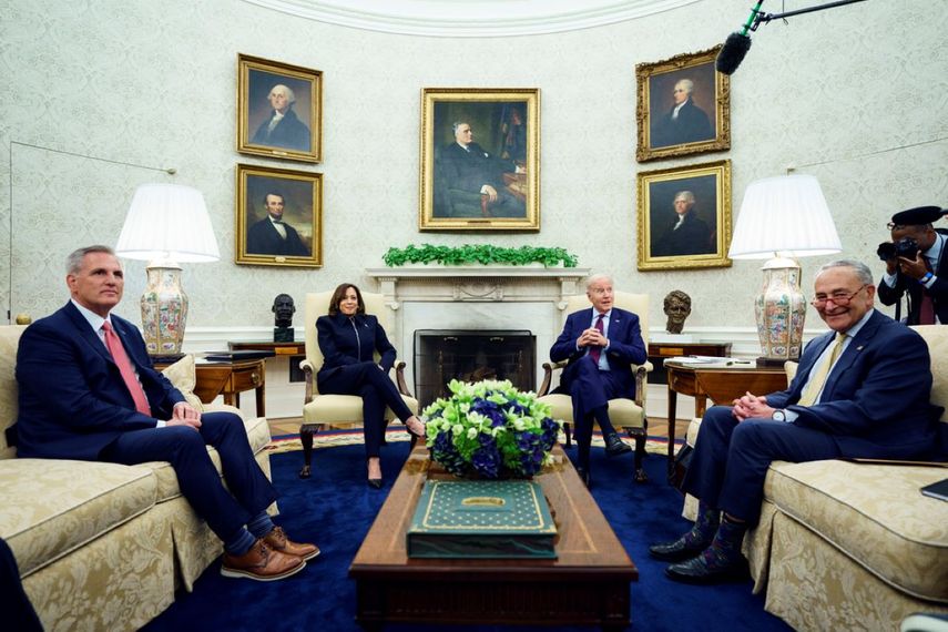 De izquierda a der., Kevin McCarthy, presidente de la Cámara de Representantes; Kamala Harris, vicepresidenta de EEUU, Joe Biden y el líder de la mayoría demócrata en el Senado, Chuck Schumer.