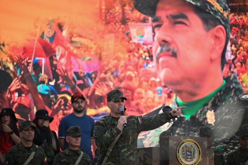 El ministro de Defensa de Venezuela, Vladimir Padrino López, habla durante un despliegue militar en apoyo al presidente Nicolás Maduro en la avenida Bolívar de Caracas el 23 de septiembre de 2025.