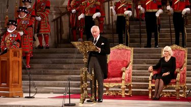 El rey Carlos III asiste a la presentación de discursos de ambas Cámaras del Parlamento en Westminster Hall, dentro del Palacio de Westminster el 12 de septiembre de 2022, luego de la muerte de la Reina Isabel II. La coronación del rey contará con reliquias donadas por el papa Francisco.