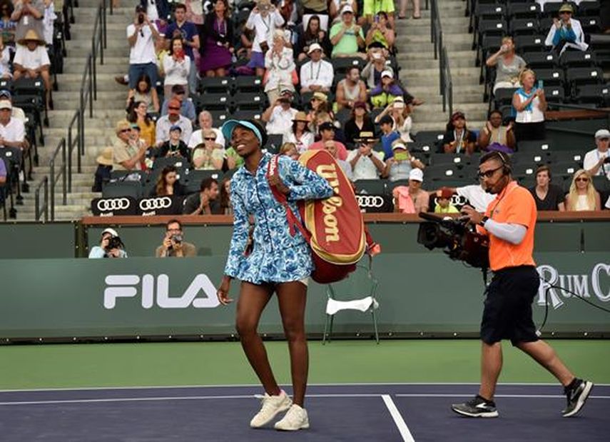 Venus Williams, de 35 años y décima del ranking, fue eliminada el viernes por la japonesa Kurumi Nara por 6-4 y 6-3 en su vuelta al torneo californiano. (EFE)