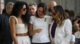 Brasileños como la chef Bela Gil, la directora de cine Dandara Ferreira y Rosangela Janja da Silva, esposa del presidente electo de Brasil, Luiz Inacio Lula da Silva, lloran junto al ataúd de la cantante brasileña Gal Costa durante su velorio en la Asamblea Legislativa de Sao Paulo, Brasil, el 11 de noviembre de 2022.