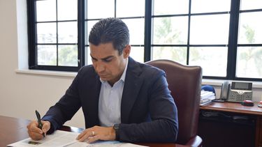 El alcalde de Miami, Francis Suárez, en su desacho en el ayuntamiento de la ciudad.