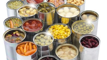 Las latas, una vez abiertas,se convierten en un peligro para nuestra salud si las dejamos en la nevera.