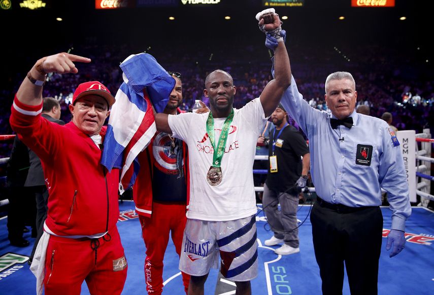 Yordenis Ugas, centro, reacciona al ser declarado ganador por el &aacute;rbitro Russell Mora, a la derecha, luego de derrotar por decisi&oacute;n un&aacute;nime a Omar Figueroa Jr. en una pelea de peso welter el s&aacute;bado 20 de julio de 2019 en Las Vegas.