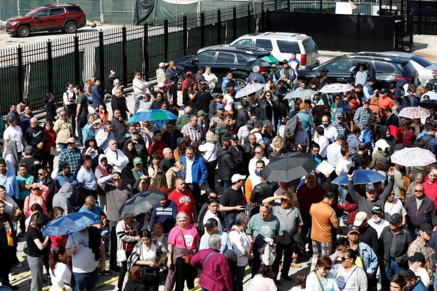 Mexicanos hacen cola en Chicago, Illinois a la espera de poder depositar su voto para elegir presidente y diputados en México.