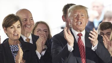 En esta imagen del 11 de junio de 2019, el presidente Donald Trump aplaude junto a los gobernadores Pete Ricketts, de Nebraska y Kim Reynolds, de Iowa, en Council Bluffs, Iowa.&nbsp;