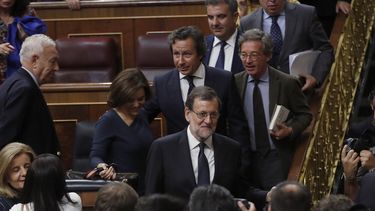 El presidente del Gobierno en funciones y candidato del PP, Mariano Rajoy (c), abandona el hemiciclo al terminar la segunda jornada del debate de investidura