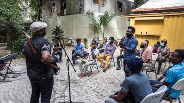 En esta foto de archivo tomada el 18 de enero de 2021, el músico Etienne MBappé de Camerún escucha una pregunta en el Port-au-Prince Art Center durante una Master Class, parte de la 15 edición del International Jazz Festival PAPJAZZ.