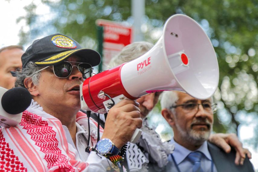 Foto distribuida por la Presidencia de Colombia que muestra a&nbsp; Gustavo Petro, dirigiéndose a una manifestación pro-palestina con un megáfono en la mano frente a la sede de la ONU en Nueva York, llamando a militares de Estados Unidos a desobedecer las órdenes del presidente Donald Trump. 26 de septiembre de 2025.