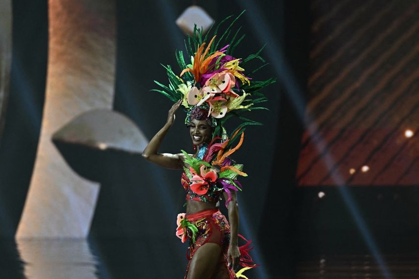 La jamaicana Gabrielle Henry desfila en el escenario durante la presentación de trajes nacionales de Miss Universo 2025 en Nonthaburi, el 19 de noviembre de 2025.&nbsp;