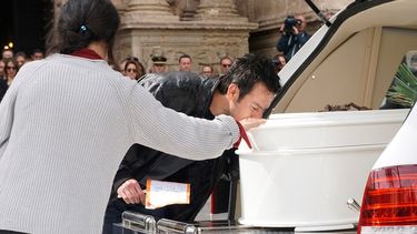 Los padres de&nbsp;Gabriel&nbsp;Cruz acompañan el féretro a la salida de la Catedral de Almería, donde esta mañana se ha celebrado el funeral por el pequeño de 8 años que murió estrangulado.
