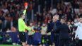 El árbitro francés Francois Letexier muestra una tarjeta roja al entrenador portugués del SL Benfica, José Mourinho, durante el partido de fútbol de ida de la ronda eliminatoria de la Liga de Campeones de la UEFA entre el SL Benfica y el Real Madrid CF en el Estadio da Luz de Lisboa el 17 de febrero de 2026. El árbitro francés Francois Letexier muestra una tarjeta roja al entrenador portugués del SL Benfica, José Mourinho, durante el partido de fútbol de ida de la ronda eliminatoria de la Liga de Campeones de la UEFA entre el SL Benfica y el Real Madrid CF en el Estadio da Luz de Lisboa el 17 de febrero de 2026.