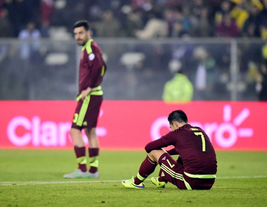 El delantero venezolano Nicolás Fedor reacciona al final de su partido por el campeonato de fútbol de la Copa América 2015 contra Brasil, en el Estadio Monumental David Arellano en Santiago, el 21 de junio de 2015. AFP PHOTO / LUIS ACOSTA&nbsp;