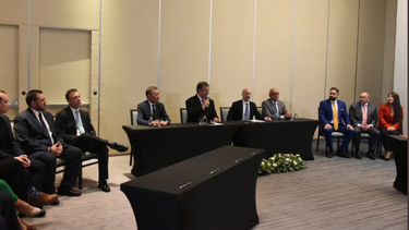 El régimen venezolano y la oposición de Venezuela firman acuerdos en México