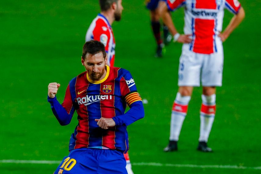 El argentino Lionel Messi, del Barcelona, festeja luego de anotar ante el Alavés, el sábado 13 de febrero de 2021, en un partido de La Liga.