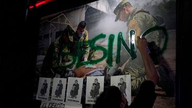 Un manifestante escribe la palabra Asesino con pintura en aerosol en una pared durante una marcha hacia el Senado para protestar contra la propuesta del presidente mexicano de trasladar a la Guardia Nacional al control operativo y administrativo de la Secretaría de Defensa, en la Ciudad de México, el martes 6 de septiembre de 2022.&nbsp;
