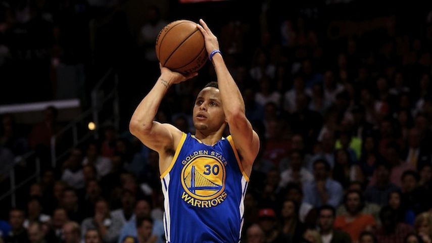 Curry logró darle el triunfo a los Warriors con un triple en el último segundo del partido. (ARCHIVO)