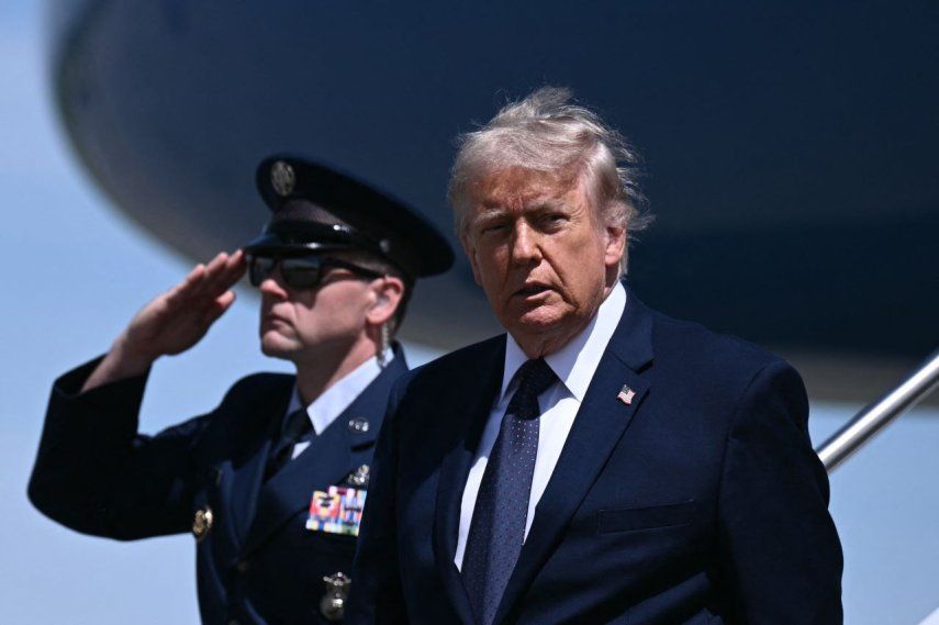 El presidente Donald Trump,desciende del Air Force One al llegar al Aeropuerto de Morristown en Nueva Jersey, el 22 de mayo de 2026.